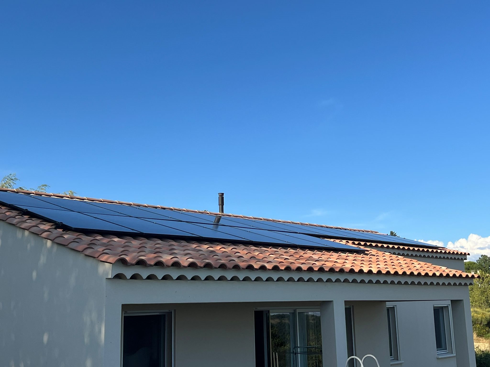 Installation réussie de panneaux solaires chez un client satisfait